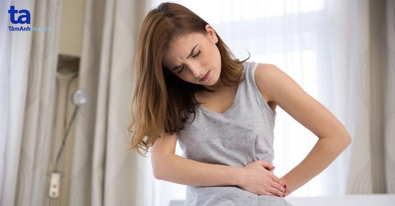 Một người phụ nữ đang ôm lưng thể hiện sự đau đớn, biểu thị biến chứng của viêm bàng quang.